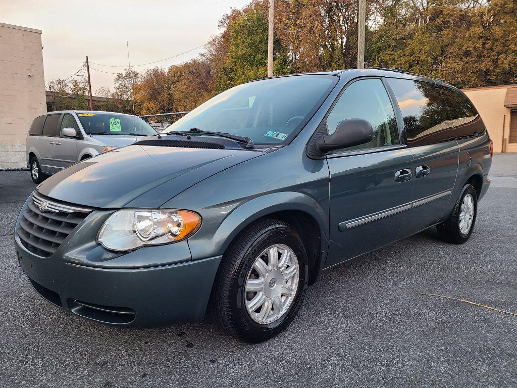 photo of 2006 CHRYSLER TOWN  and  COUNTRY 4DR