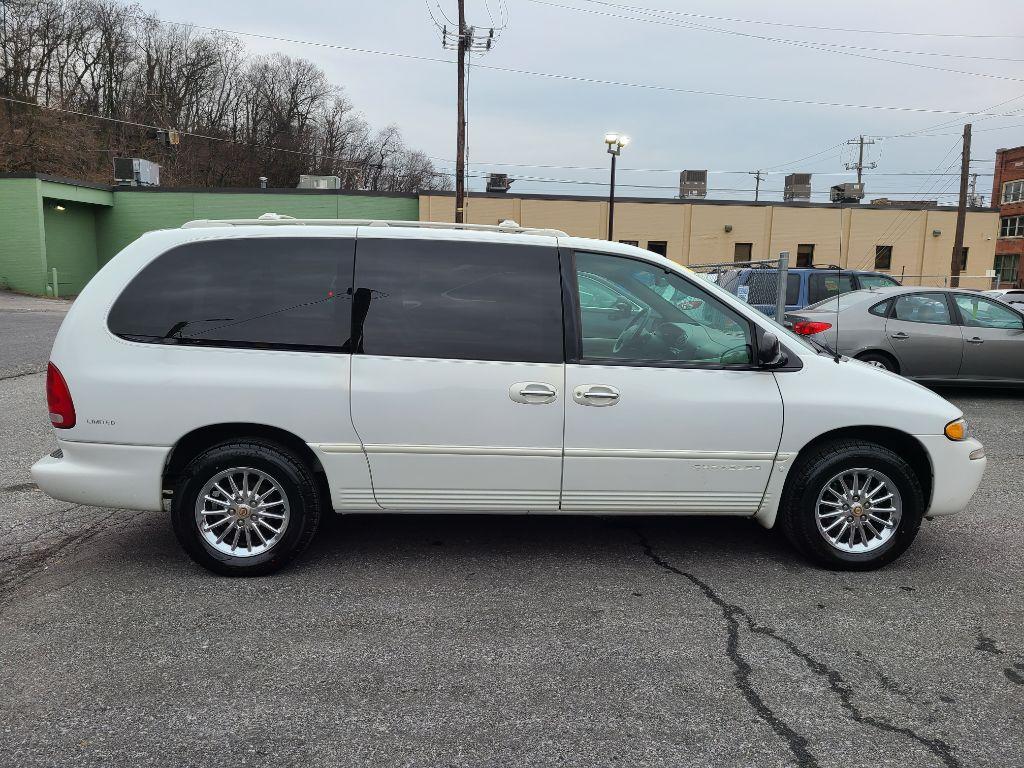 1999 WHITE CHRYSLER TOWN and COUNTRY LIMITED (1C4GP64L5XB) with an 3.8L engine, Automatic transmission, located at 117 North Cameron Street, Harrisburg, PA, 17101, (717) 963-8962, 40.267021, -76.875351 - WE FINANCE!!! Good Credit/ Bad Credit/ No Credit - ALL Trade-Ins Welcomed!!! ***Guaranteed Credit Approval*** APPLY ONLINE or CALL us TODAY ;) Internet Prices and Marketplace Prices are SPECIAL discounted ***CASH DEALS*** Retail Prices are higher. Please call us to discuss your cash and finan - Photo #5