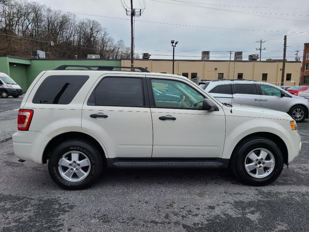 2011 WHITE FORD ESCAPE XLT (1FMCU9DG9BK) with an 3.0L engine, Automatic transmission, located at 117 North Cameron Street, Harrisburg, PA, 17101, (717) 963-8962, 40.267021, -76.875351 - WE FINANCE!!! Good Credit/ Bad Credit/ No Credit - ALL Trade-Ins Welcomed!!! ***Guaranteed Credit Approval*** APPLY ONLINE or CALL us TODAY ;) Internet Prices and Marketplace Prices are SPECIAL discounted ***CASH DEALS*** Retail Prices are higher. Please call us to discuss your cash and finan - Photo #5