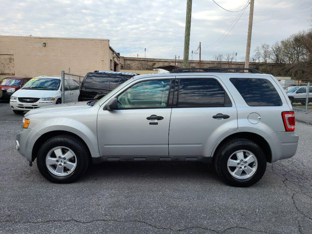 2009 SILVER FORD ESCAPE XLT (1FMCU03799K) with an 2.5L engine, Automatic transmission, located at 117 North Cameron Street, Harrisburg, PA, 17101, (717) 963-8962, 40.267021, -76.875351 - Photo #16