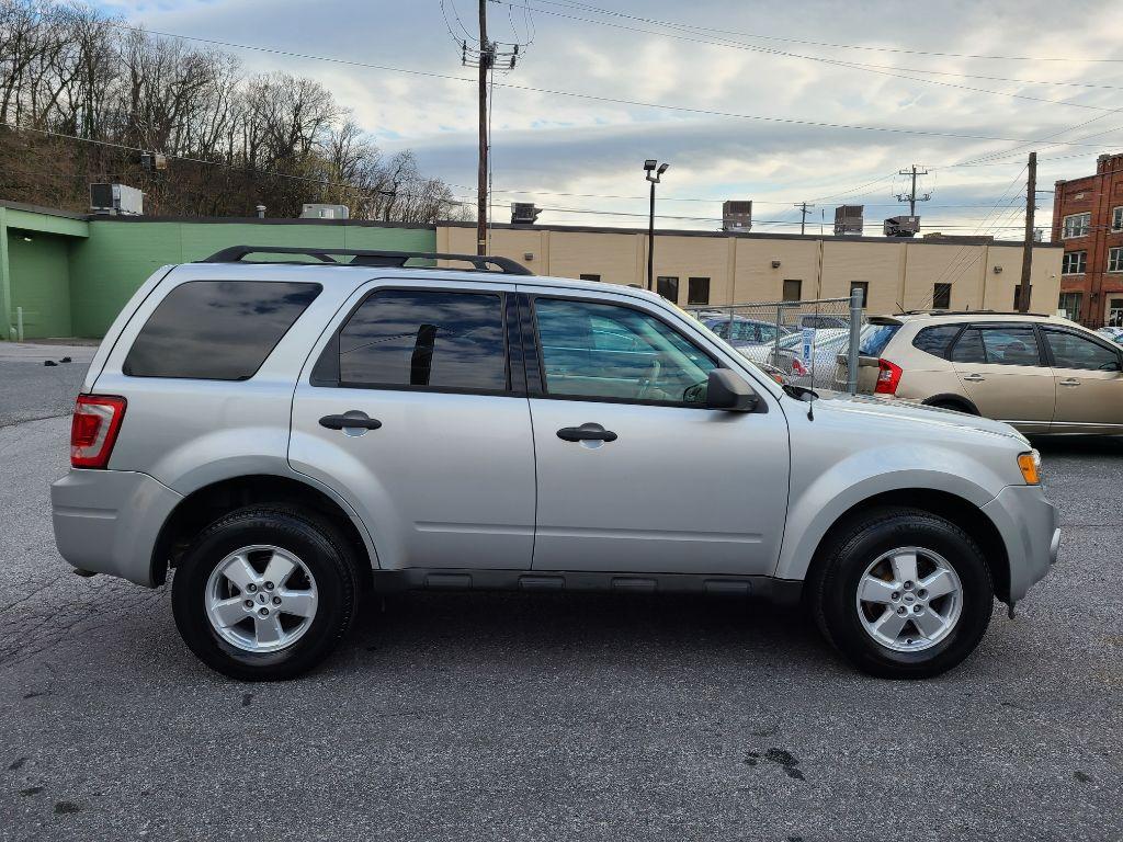 2009 SILVER FORD ESCAPE XLT (1FMCU03799K) with an 2.5L engine, Automatic transmission, located at 117 North Cameron Street, Harrisburg, PA, 17101, (717) 963-8962, 40.267021, -76.875351 - Photo #20