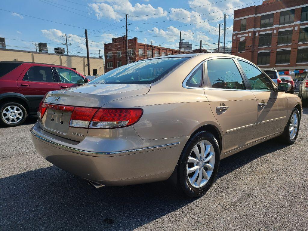 2007 GOLD HYUNDAI AZERA SE (KMHFC46F77A) with an 3.8L engine, Automatic transmission, located at 117 North Cameron Street, Harrisburg, PA, 17101, (717) 963-8962, 40.267021, -76.875351 - Photo #4