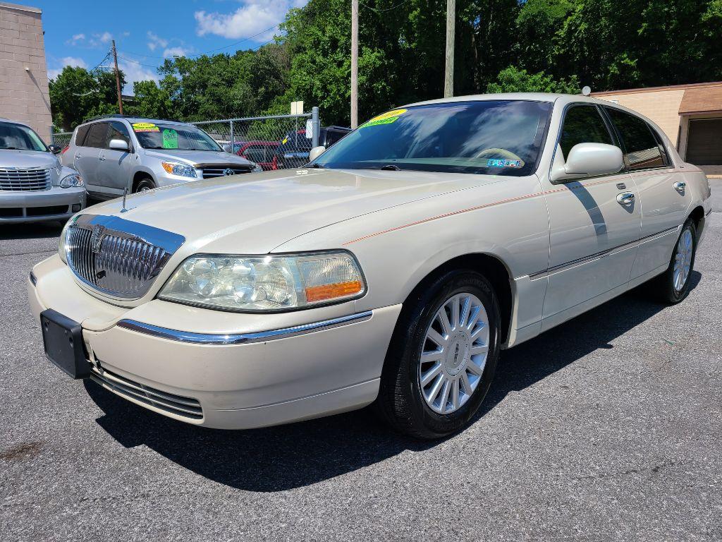 photo of 2005 LINCOLN TOWN CAR 4DR
