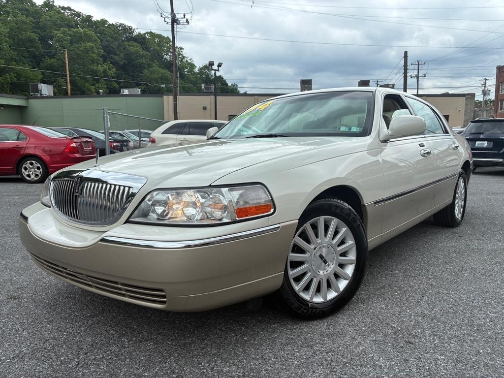 photo of 2004 LINCOLN TOWN CAR EXECUTIVE