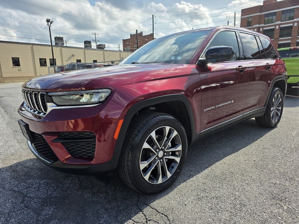 photo of 2023 JEEP GRAND CHEROKEE LAREDO